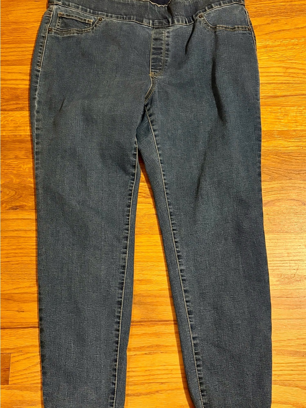 Women’s Straight Leg Jeans in Dark Blue Wash
